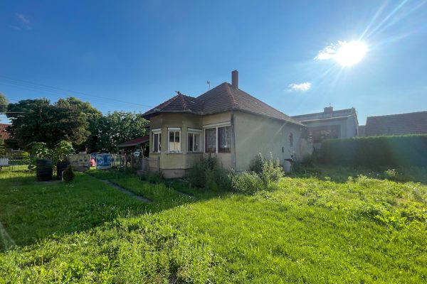 Rodinný dom s investičným pozemkom na predaj, Lúčnica nad Žitavou