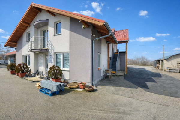 Prevádzkový priestor so skladom a kanceláriami v centre, Vráble